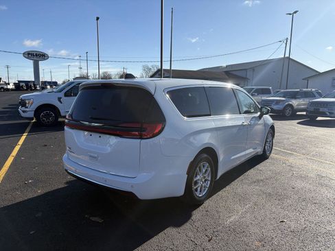 Used 2023 Chrysler Pacifica Touring-L image 24