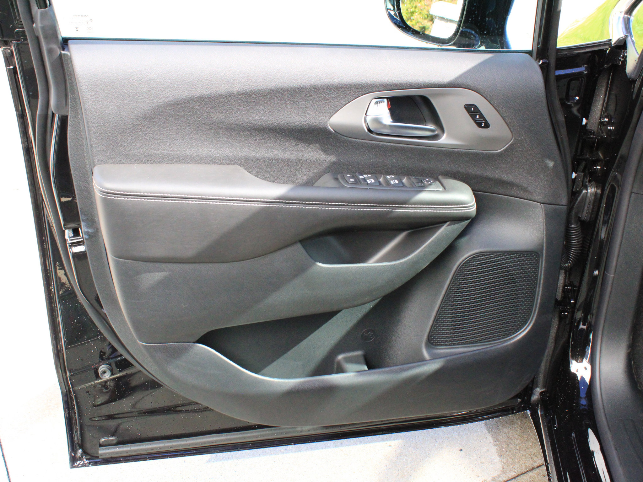 New 2027 Chrysler Pacifica Select FWD image 9