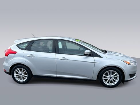 Used 2015 Ford Focus SE image 2