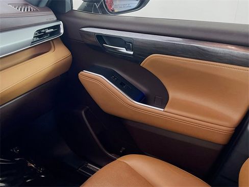 Used 2020 Toyota Highlander Platinum image 23