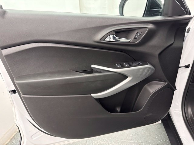 Used 2025 Chevrolet Trax RS w/ Sunroof Package FWD image 18