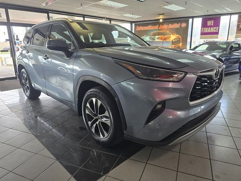 Used 2021 Toyota Highlander XLE image 3