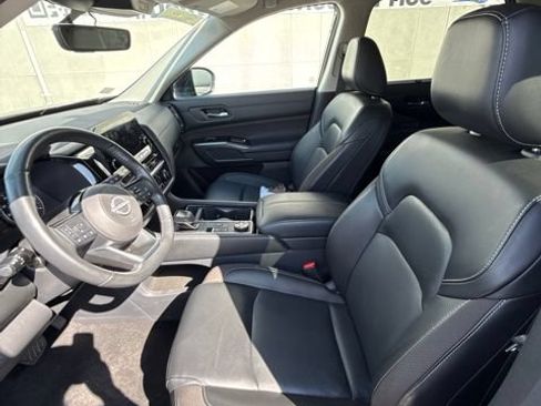 Used 2023 Nissan Pathfinder SL AWD/4WD image 12