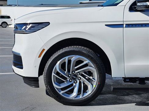 New 2025 Lincoln Navigator Reserve image 9