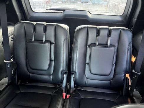 Used 2019 Ford Explorer XLT w/ Equipment Group 202A image 10