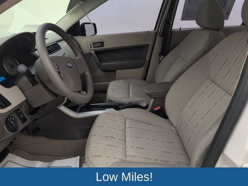 Used 2011 Ford Focus SE image 4