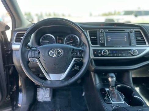 Used 2019 Toyota Highlander SE AWD/4WD image 16