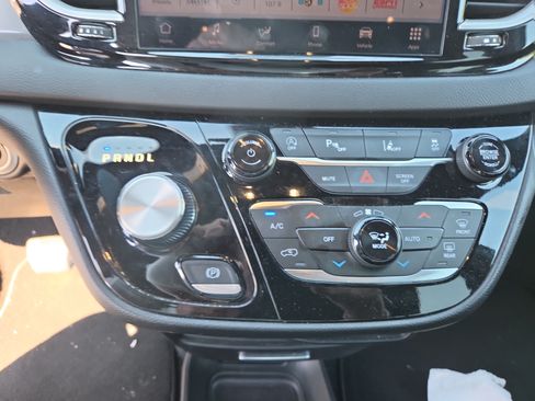 Used 2025 Chrysler Pacifica Select FWD image 8