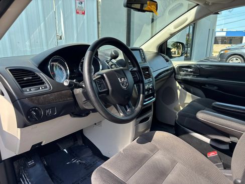Used 2018 Dodge Grand Caravan SE w/ UConnect Hands-Free Group FWD image 14
