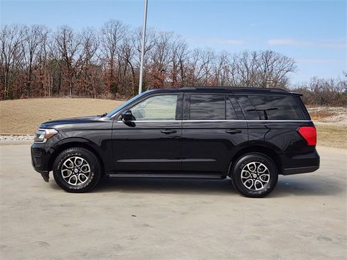 Used 2024 Ford Expedition XLT image 5