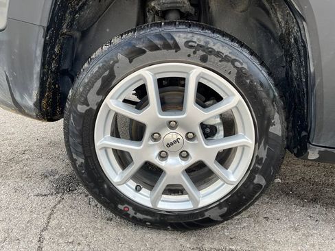 Used 2023 Jeep Renegade Latitude AWD/4WD image 11