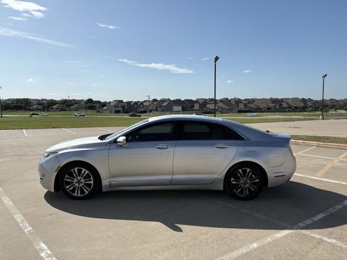Used 2013 Lincoln MKZ FWD image 2
