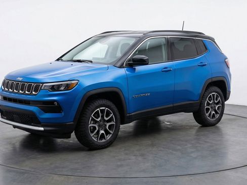 Used 2025 Jeep Compass Trailhawk image 3