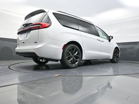 New 2026 Chrysler Pacifica Select w/ S Appearance Package image 25