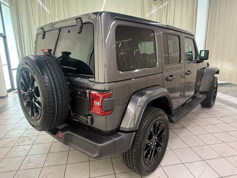 Used 2025 Jeep Wrangler Sahara image 5