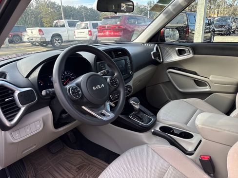 Used 2022 Kia Soul LX image 6