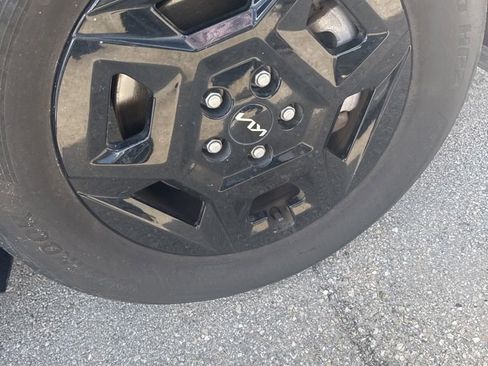 Used 2025 Kia Carnival FWD image 2