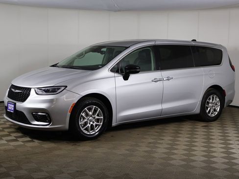 Used 2024 Chrysler Pacifica Touring-L image 9