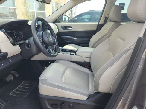 Used 2024 Nissan Pathfinder SL w/ SL Premium Package image 2