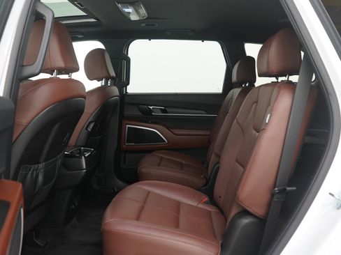 Used 2024 Kia Telluride EX w/ EX Captain's Chair Package image 22
