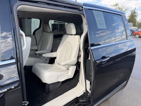 Used 2018 Chrysler Pacifica Touring-L Plus FWD image 22