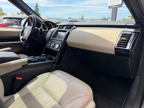 Used 2017 Land Rover Discovery SE AWD/4WD image 23