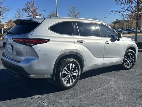 Used 2020 Toyota Highlander XLE image 9