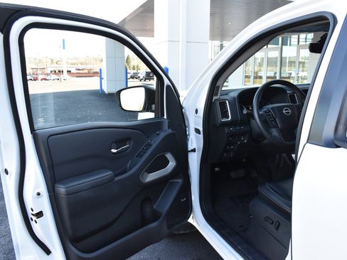 Used 2024 Nissan Frontier SL w/ Technology Package image 12