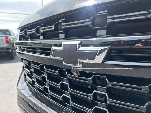 Used 2024 Chevrolet Suburban Z71 w/ Luxury Package AWD/4WD image 11
