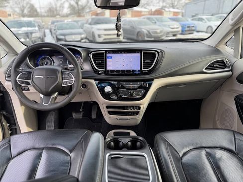Used 2022 Chrysler Pacifica Touring-L image 11
