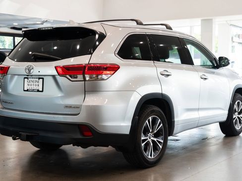 Used 2018 Toyota Highlander XLE AWD/4WD image 4
