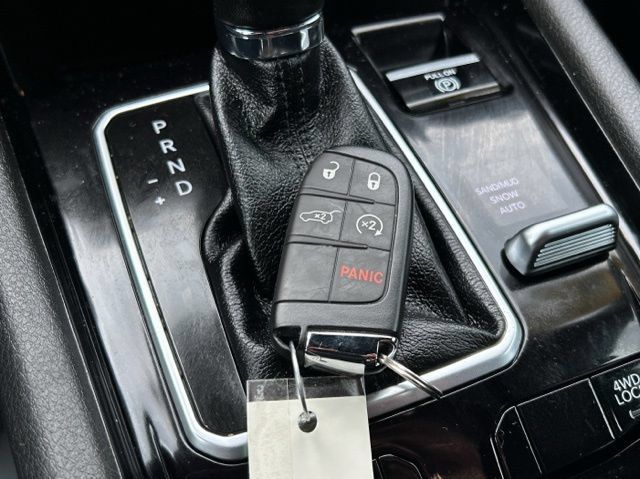 Used 2025 Jeep Compass Latitude w/ Convenience Group AWD/4WD image 52