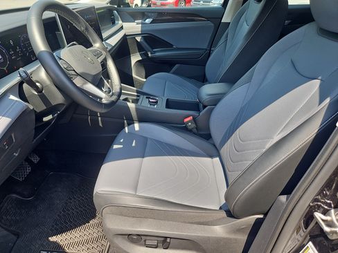 Certified 2025 Volkswagen Tiguan SE AWD/4WD image 29