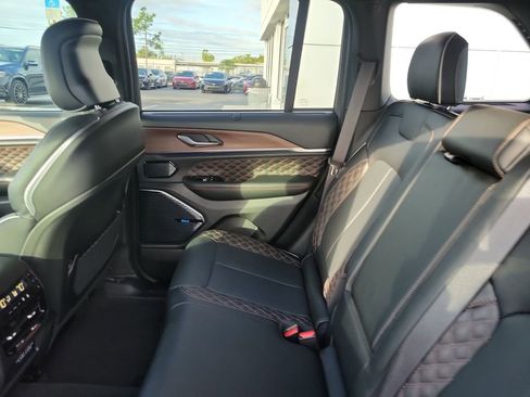 Used 2025 Jeep Grand Cherokee Summit w/ Obsidian Package image 10