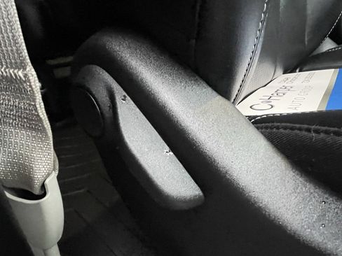 Used 2024 Chrysler Pacifica Touring-L image 13