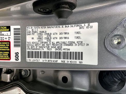 Used 2022 Toyota Tacoma w/ SR5 Package image 32