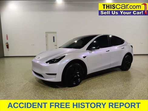 Used 2024 Tesla Model Y Long Range AWD/4WD image 3