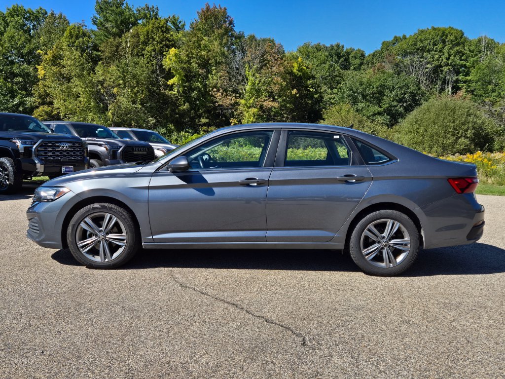 Used 2024 Volkswagen Jetta SE FWD image 2