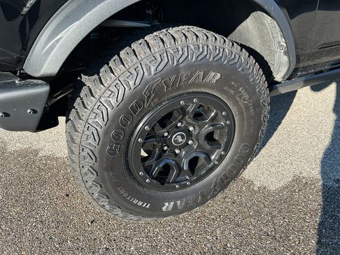 Used 2023 Ford Bronco Wildtrak image 11