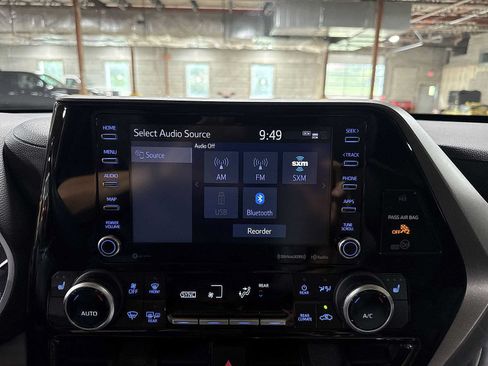 Used 2021 Toyota Highlander XLE AWD/4WD image 21