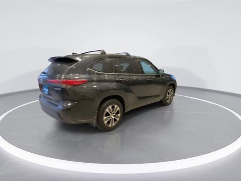 Used 2022 Toyota Highlander XLE AWD/4WD image 8