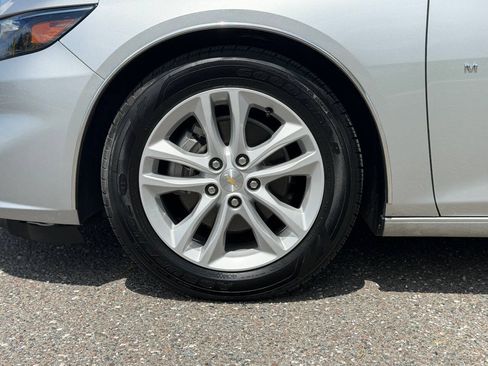 Used 2018 Chevrolet Malibu Hybrid w/ Leather Package FWD image 4