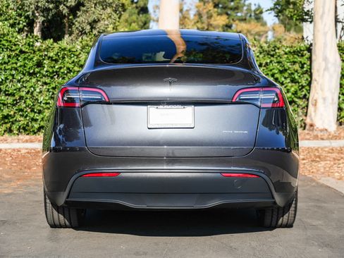 Used 2024 Tesla Model Y Long Range AWD/4WD image 7