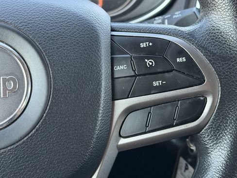 Used 2019 Jeep Cherokee Latitude w/ Popular Appearance Group FWD image 17