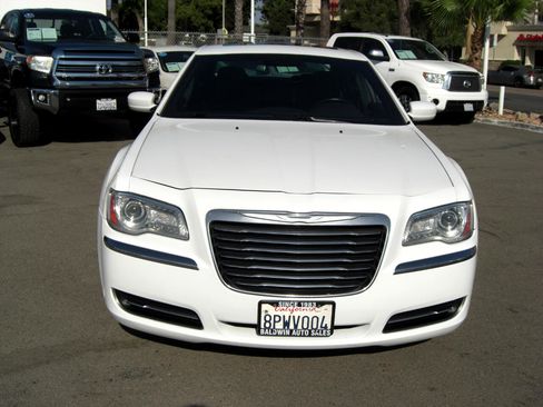 Used 2014 Chrysler 300 image 2