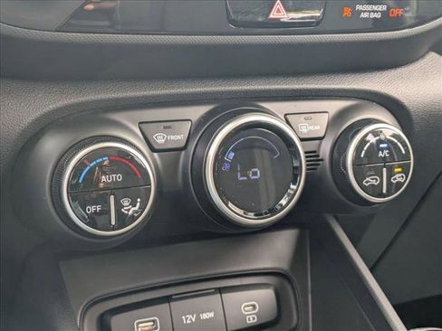 Used 2024 Hyundai Venue SEL image 13