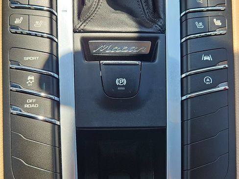 Certified 2020 Porsche Macan S AWD/4WD image 19