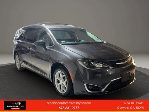 Used 2017 Chrysler Pacifica Touring-L w/ Tire & Wheel Group image 8