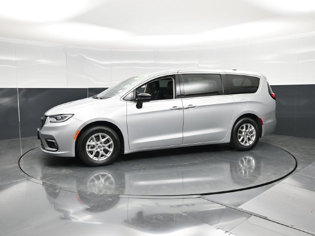 Used 2024 Chrysler Pacifica Touring-L FWD image 10
