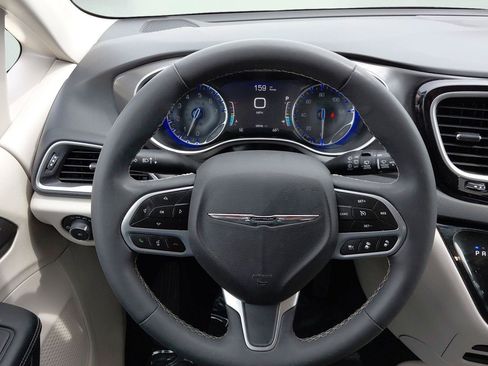 Used 2024 Chrysler Pacifica Touring-L FWD image 42